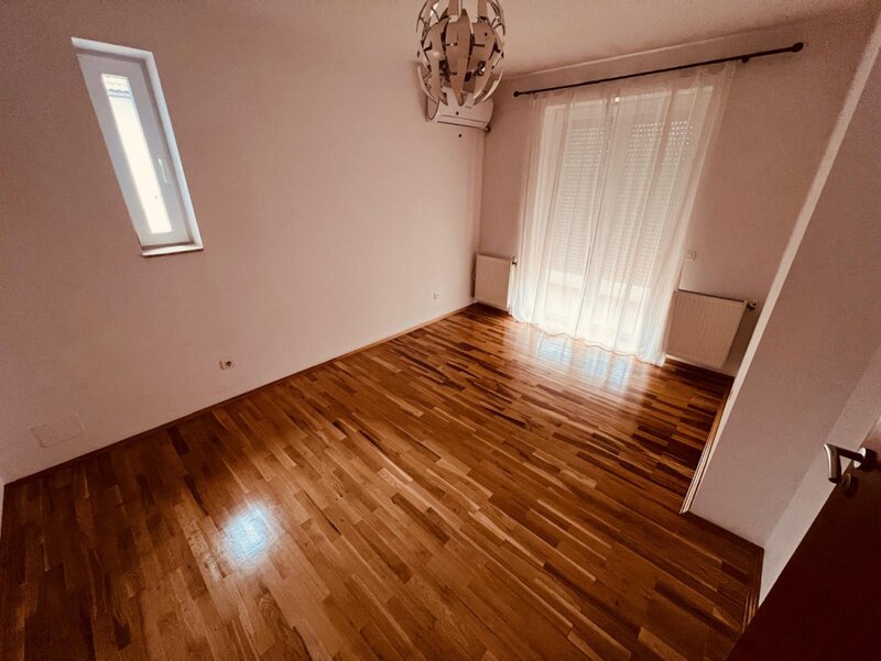 Casa de inchiriat cu sauna si piscina in complexul  Gradinile Soarelui